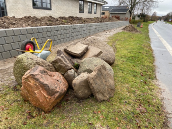 Hjælpe til at fjerne byggematerialer