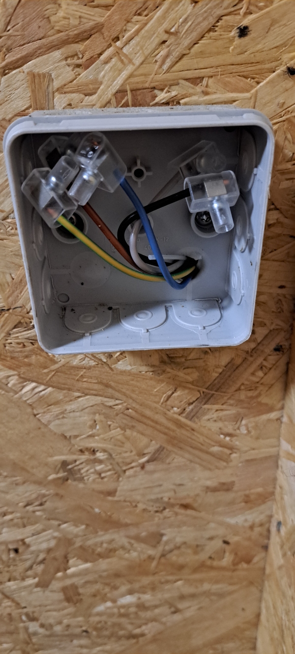 Opsætning af stikkontakt i skur