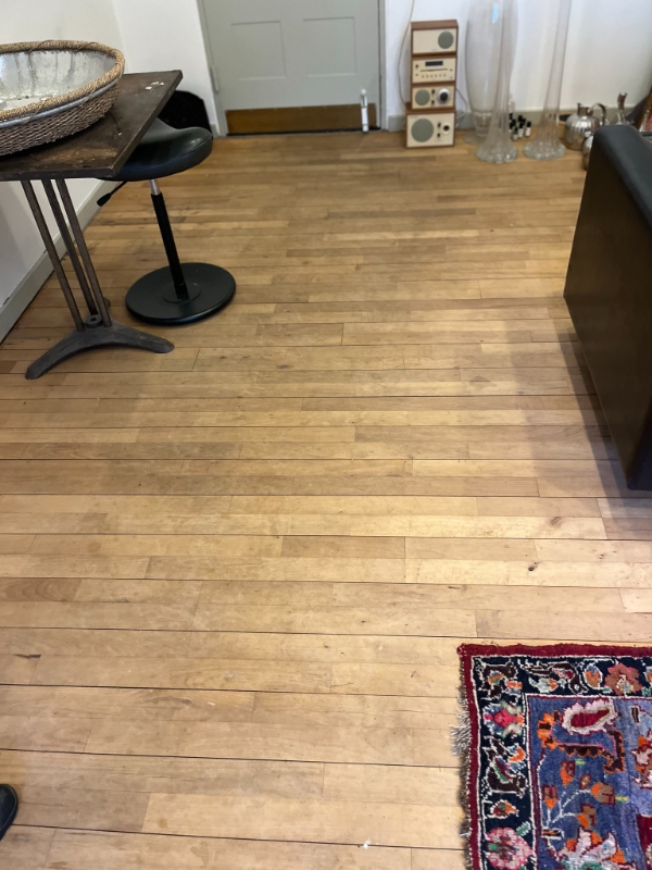 I et rum på 25 kvm. skal males 3 vægge hvidt og sættes en fotowall op på 4. væg (5.87x2.60). Mm..