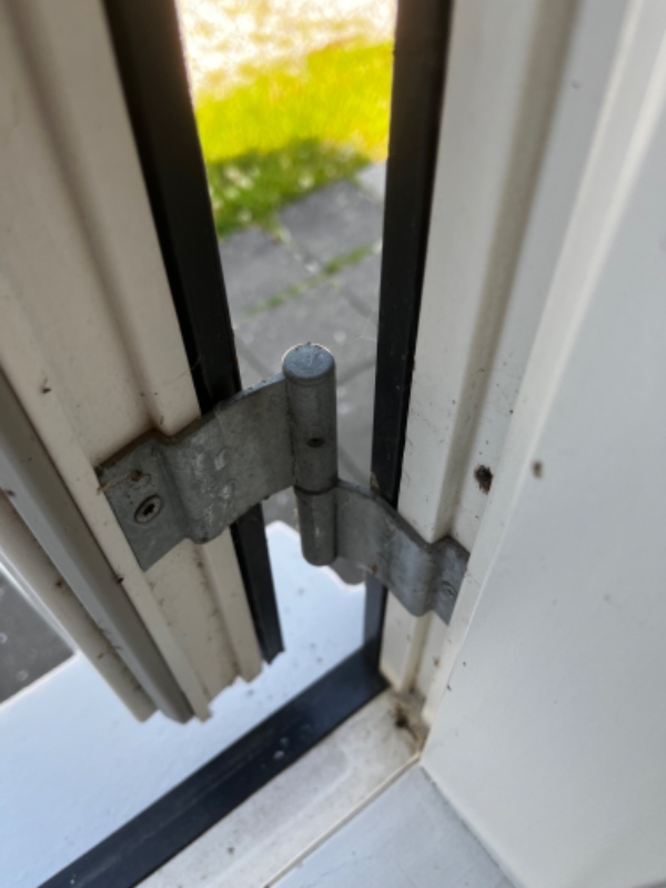 Reparer vinduehængsel - vindue kan ikke lukkes