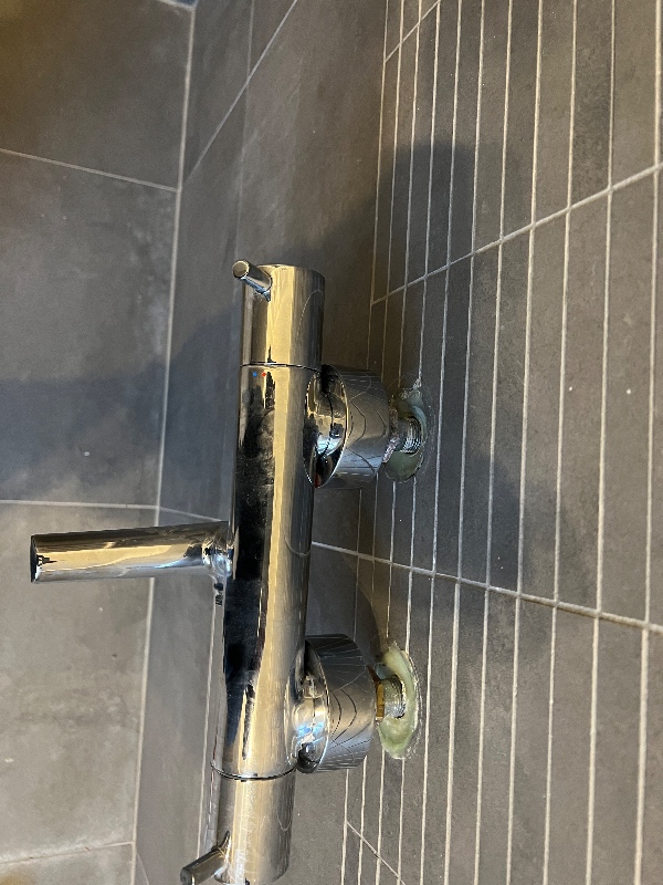 Afmonter 2 x blandingsbatteri, håndvask, toiletpapirholder og knager