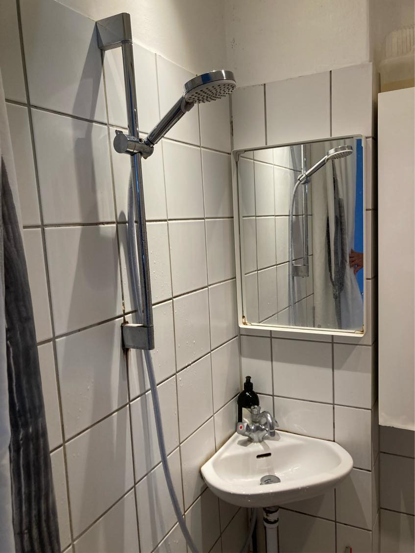 Nyt Blandingsbatteri, ny vask, ny svømmer i toilet og stærkere udluftning