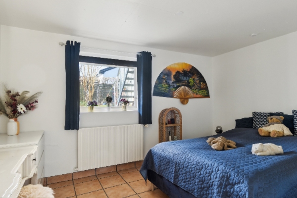 Jeg har en fugtig kælder og vil gerne have det løst evt. med fugtbremse eller efterisolering af ydermur/sokkel