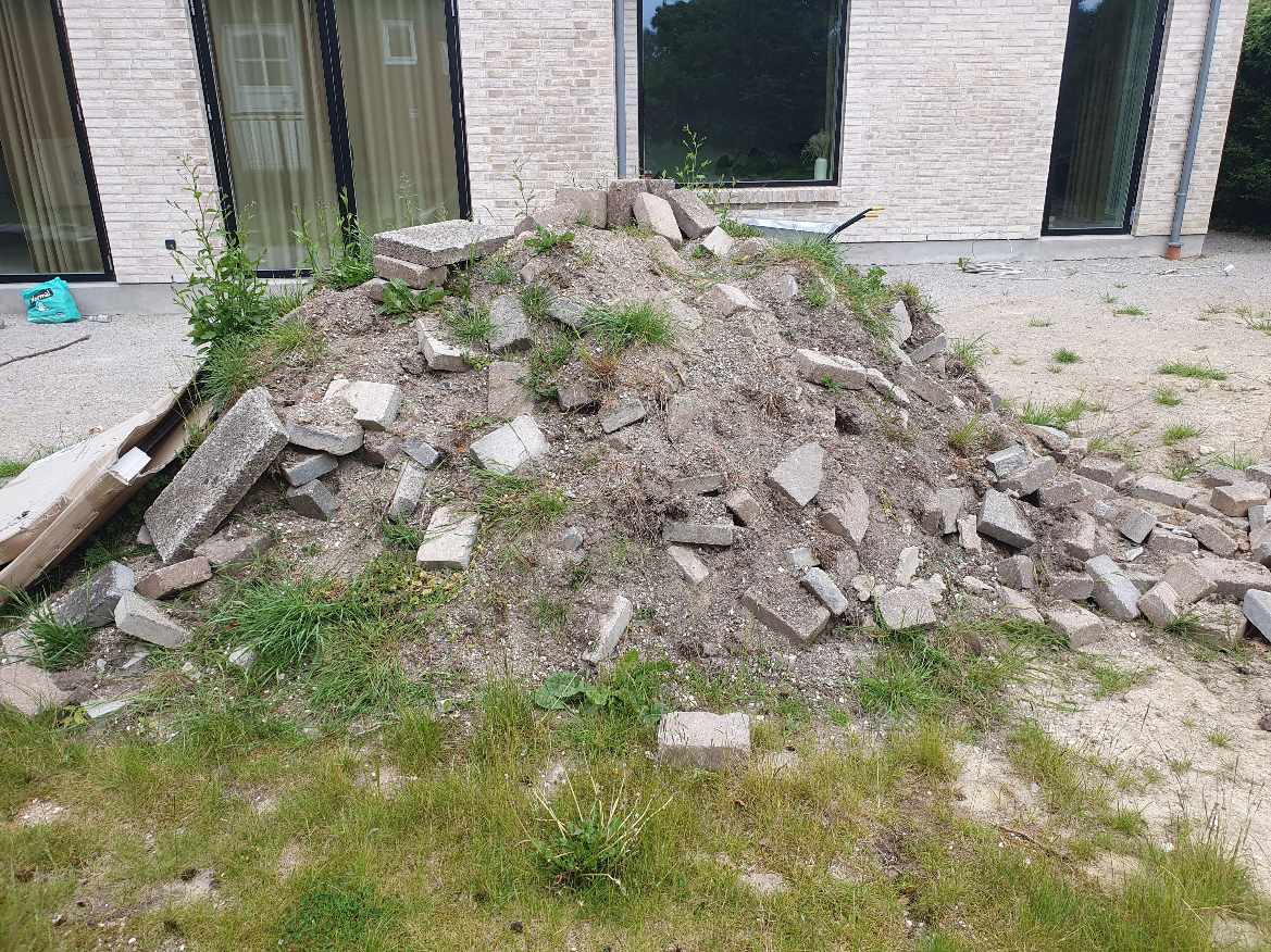 Fjerne bunke med jord og sten