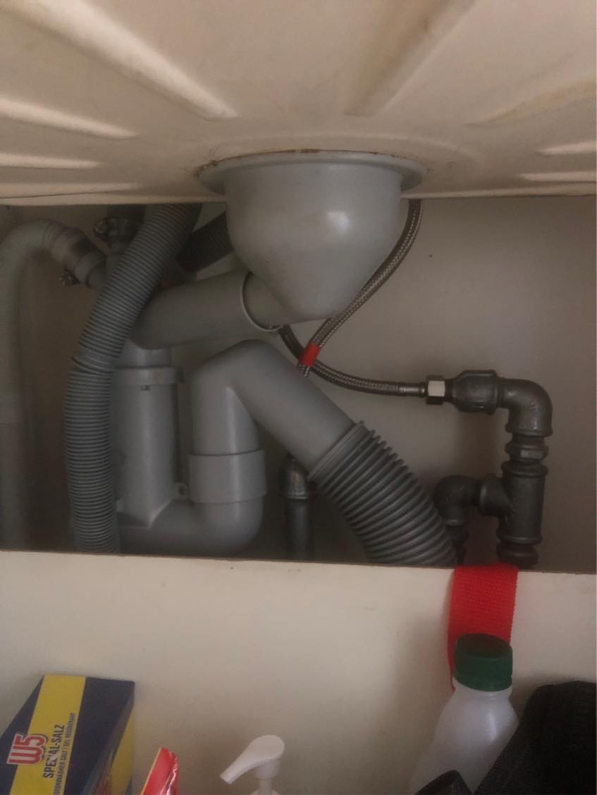 Udskiftning af køkkenarmatur+ strainer med afløb i vasken