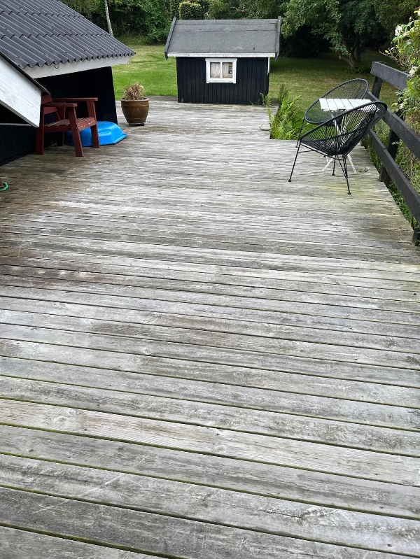 Slebet og lakeret/olieret terrasse