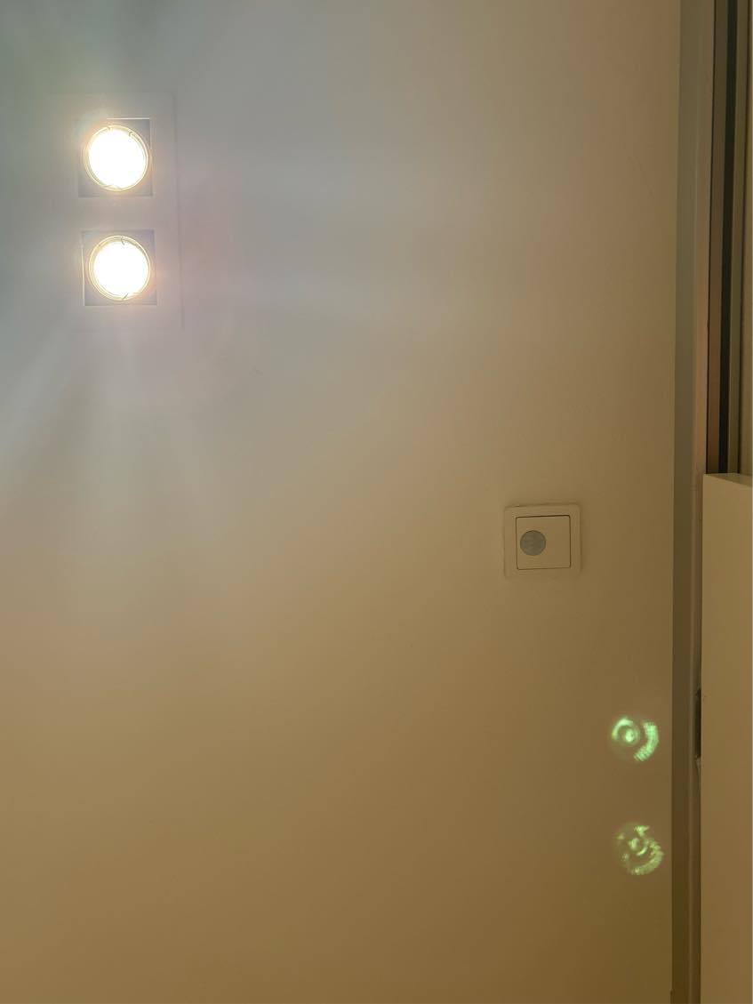 Indendørs bevægelsessensor til lys på gangen er defekt. Tænder og slukker af sig selv