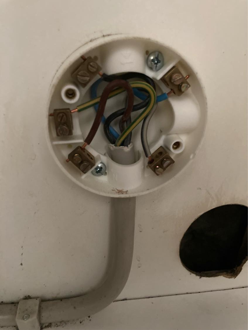 Montering af 2 stikkontakter under køkkenvask