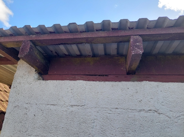 Ny fuge og fjern af den gamle. Og nogle nye skruer til tag.