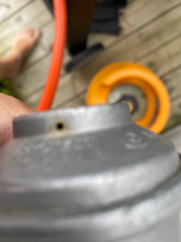 Der slipper gas ud når jeg forbinder gasflaske og selve grillen. Har købt en ny slange mv.