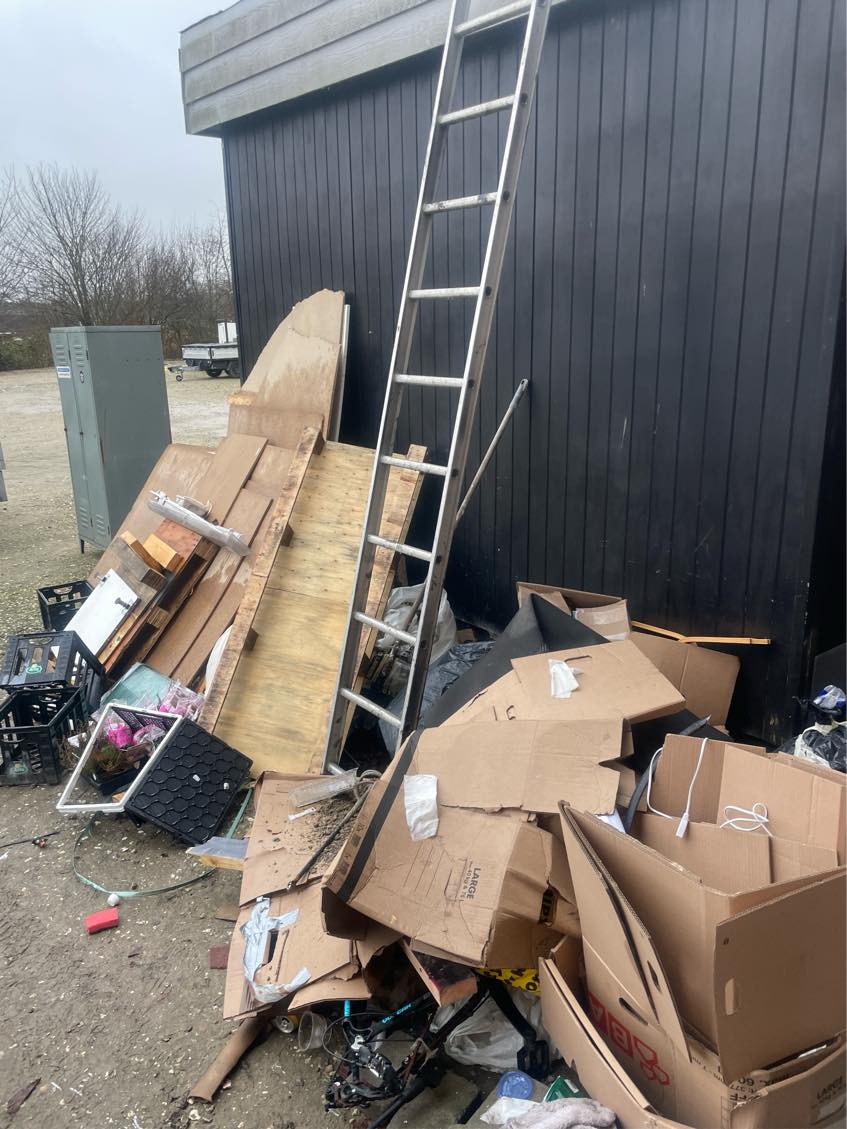 SKAL FJERNES IDAG🙏Fjerne affald, alt står lige til at læsse i trailer,