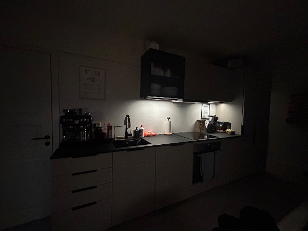 Fuge af bordplade, brusekabine samt en enkelt dør