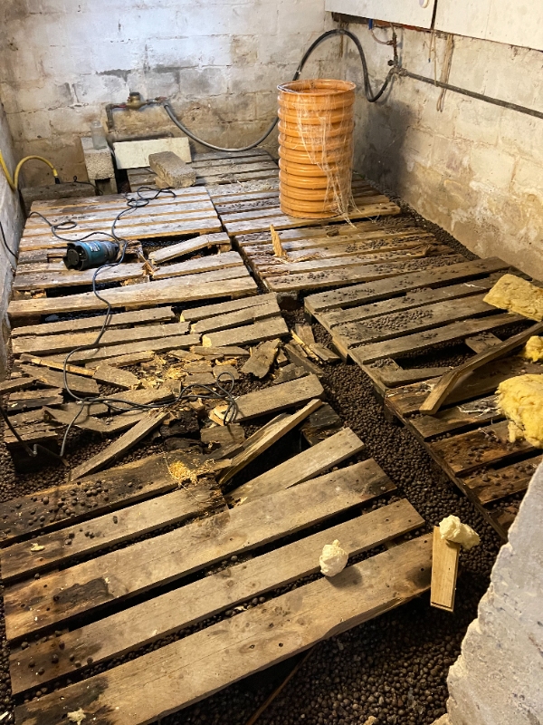 Oprydning i kælderrum