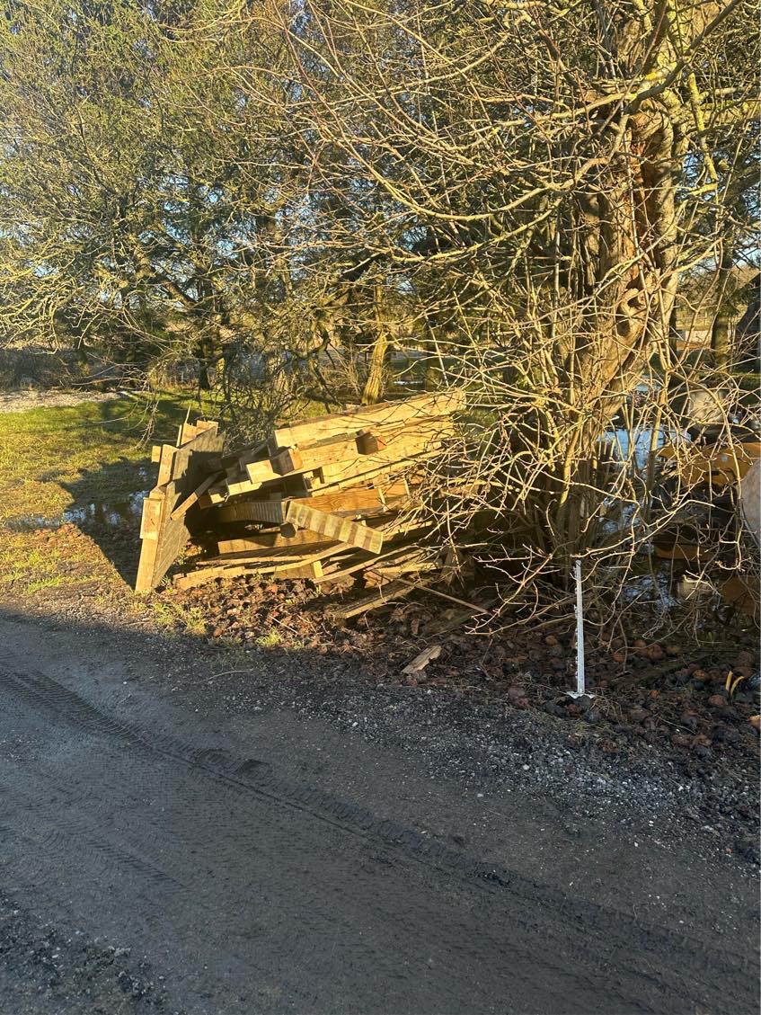 Affald udsmides fra terrasse