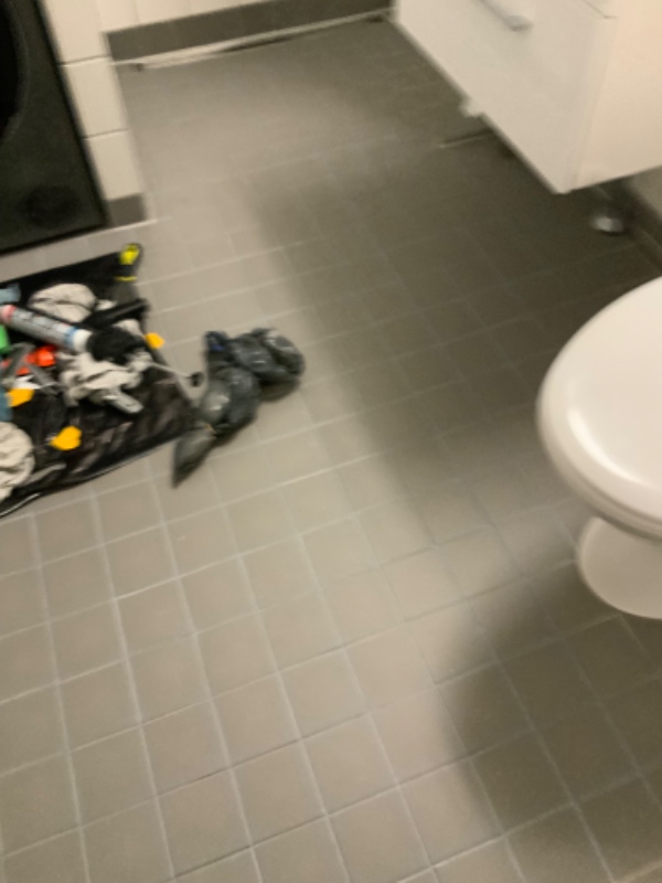 Fuget nye silicone fuger i badeniche.