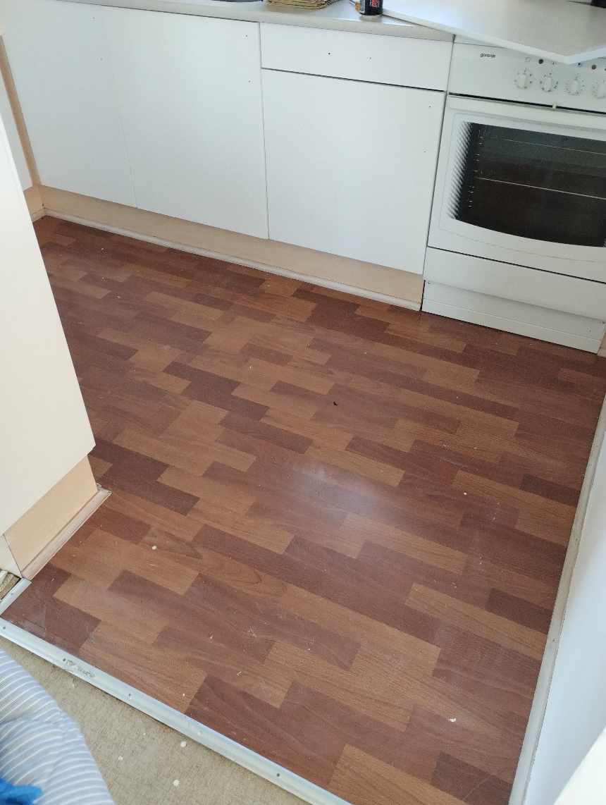 Fjerne laminatgulv i lille køkken og lille soveværelse samt flytte et skab