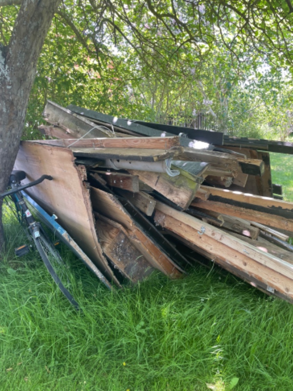 Fjernelse af byggeaffald fra nedrevet skur