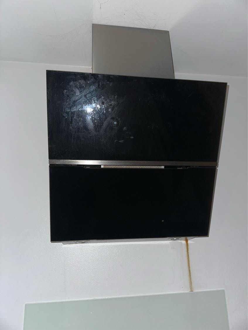 Nedtage gammel emhætte, samt ophænge og tilslutte ny