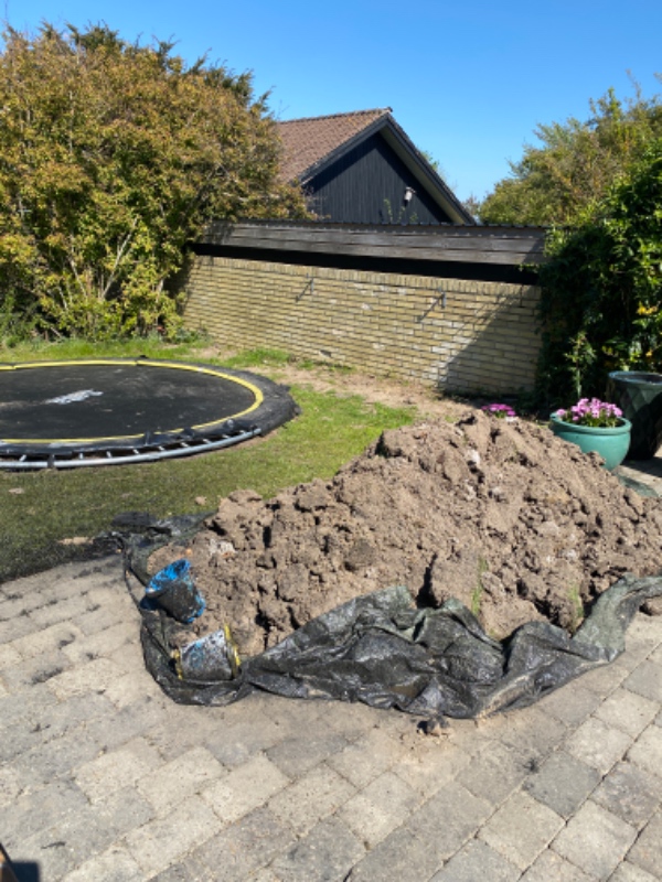 Udgravning til trampolin