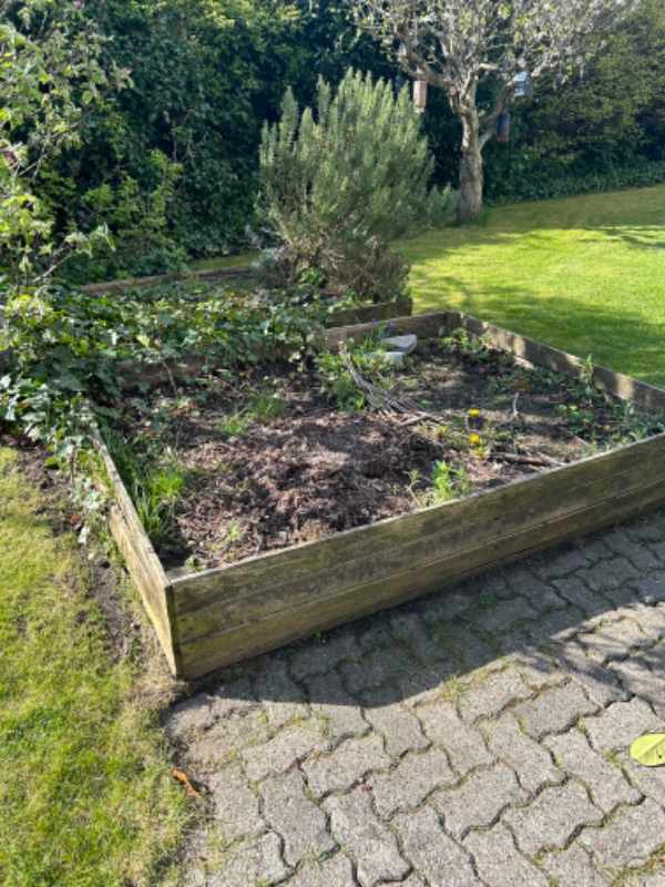 Fjernet 2 højbede og kørt det på lossepladsen