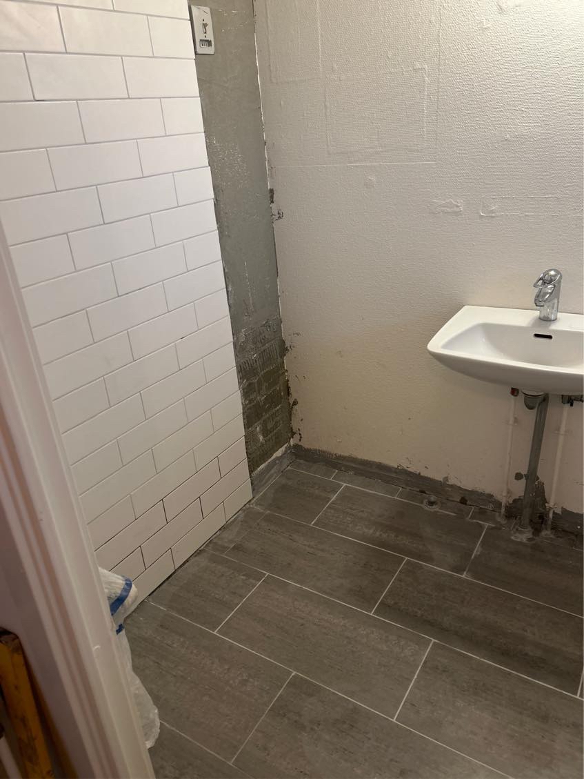 AKUT! Færdiggøring af badeværelse (se beskrivelse)