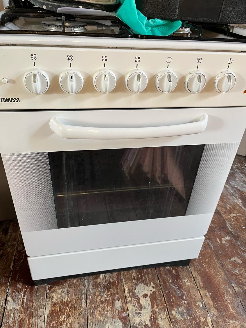 Hjælp til at bære ovn ned fra 4. sal til baggård