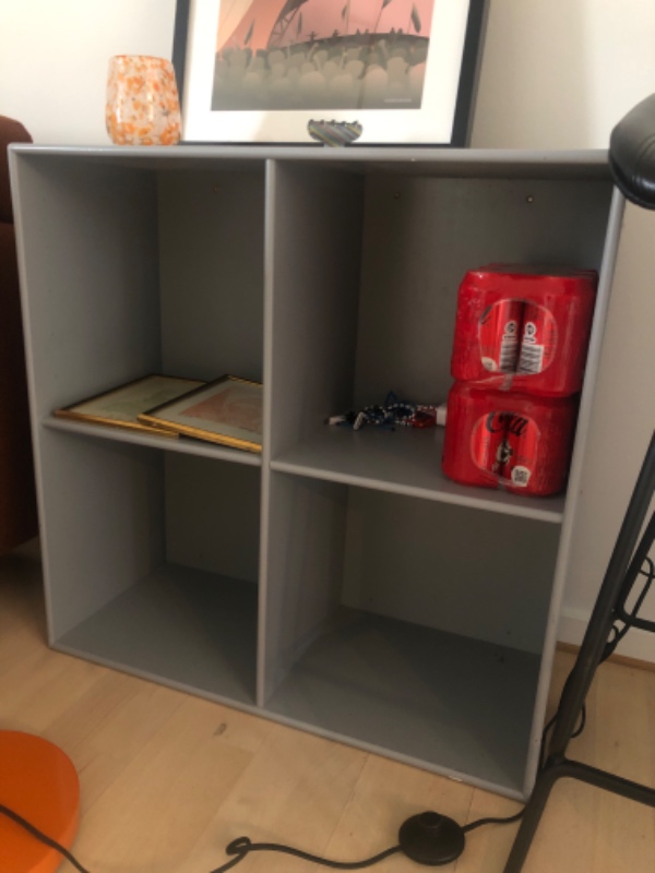 Hængt TV på væg. To reoler hængt op. 4 lamper sat op. 4 billeder hængt op.