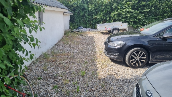 Luge ukrudt i indkørsel