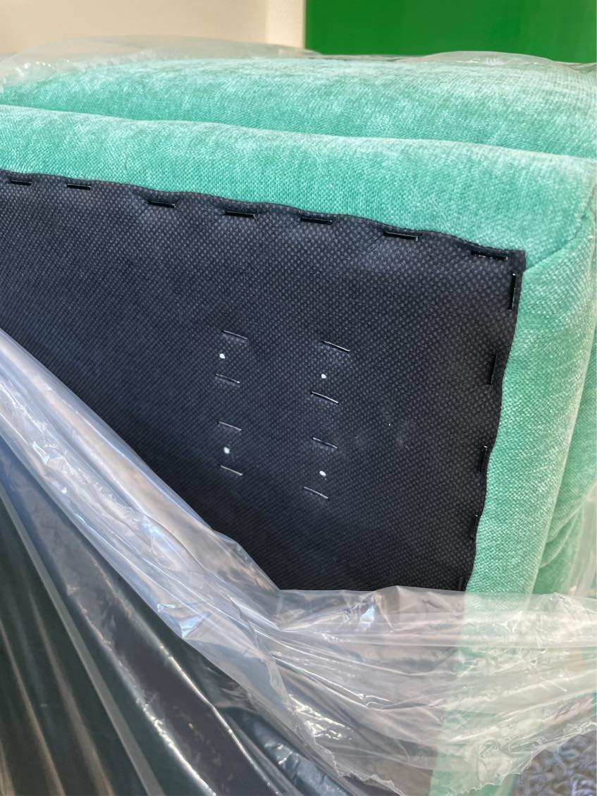 Tager 5 min. Skrue ben på sofa med boremaskine. Det drejer sig om 8 små ben, super lette. Har dog ingen boremaskine selv.