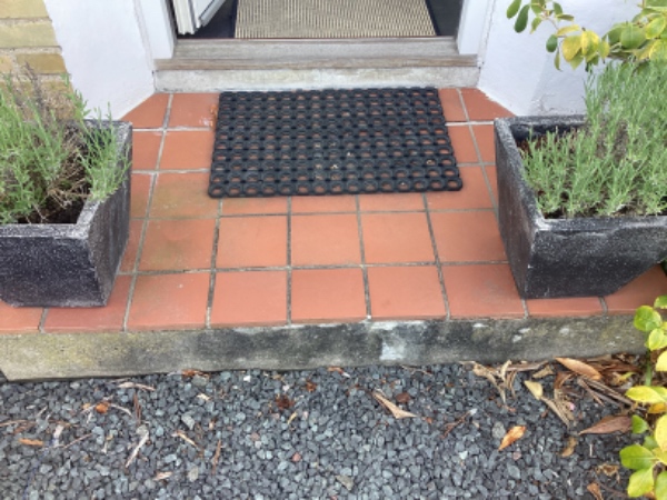 Ydervægge - der er nogle revner, som skal udkradses/efterfuges i mur/sokkel - ny fliser på trappe