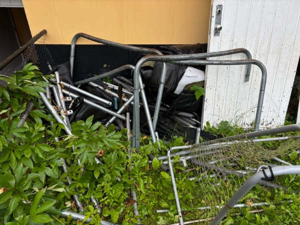 Fjernelse af byggematerialer i baghave