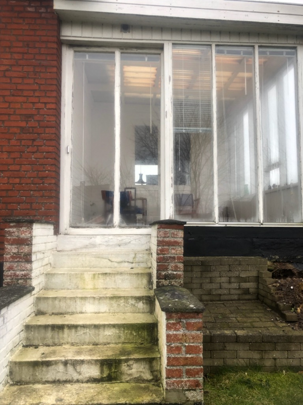 Udestue skal fjernes og i stedet etableres terrasse med plastiktag