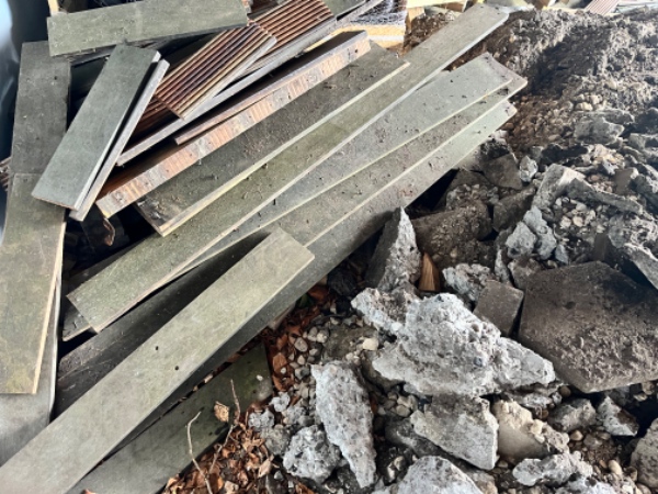 Bortskaffe store mænger affald efter fjernet terrasse og bed (sten, beton, jord, grus, rødder, træ)