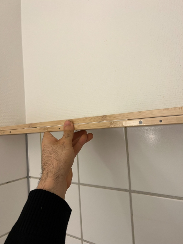 Opsætning af væghængt klapbord (stue), vægthængt plade (badeværelset), forøgelse i højde af gardinstang (badeværelse)