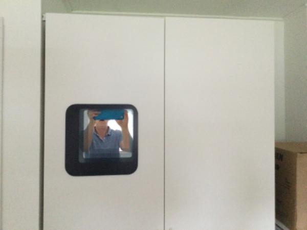 Nedtagning af mindre klædeskab samt bortskaffes samt samlet et nyt og monteret