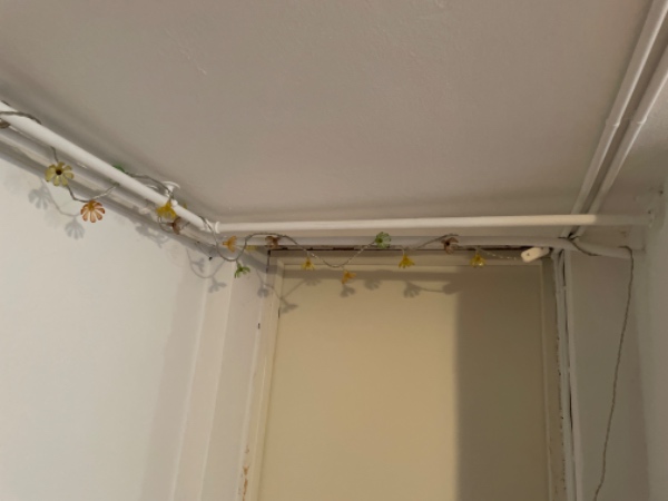 Fjerne radiator i hus i stue-etage og fjerne rør, der løber til radiatoren i kælderen