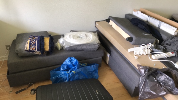 Monter rullegardiner , et lille badværelseskab, Ikea sofa, og en lampe.