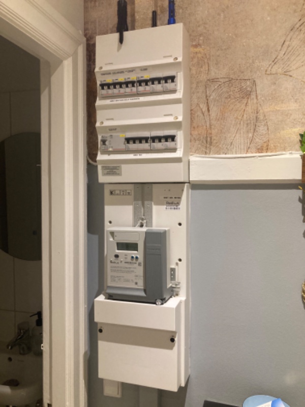 Tilskæring og opsætning af skab om eltavle