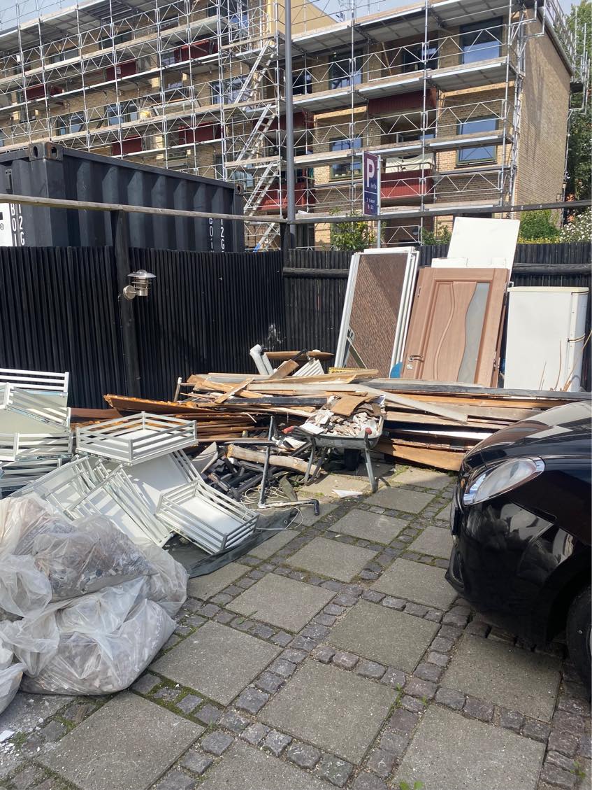 Fjerne affald fra nedrivining kælder