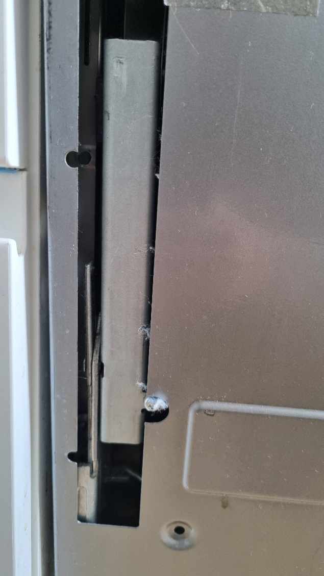 Fastmontering af låge på opvaskemaskine. Lågen / opvaskemaskinen  mangler en skrue