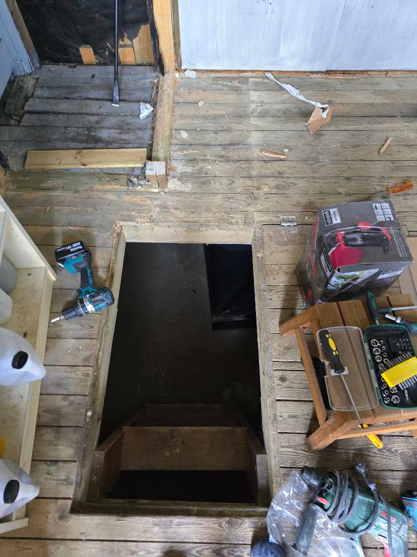 Gulv skal fjernes/skæres op, affald bortskaffes og trappen flyttes