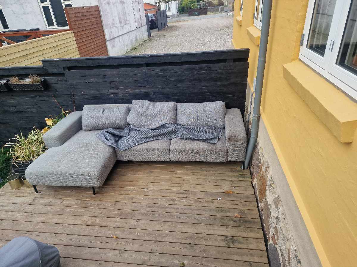 Genbrugen med sofa og tvillingevogn
