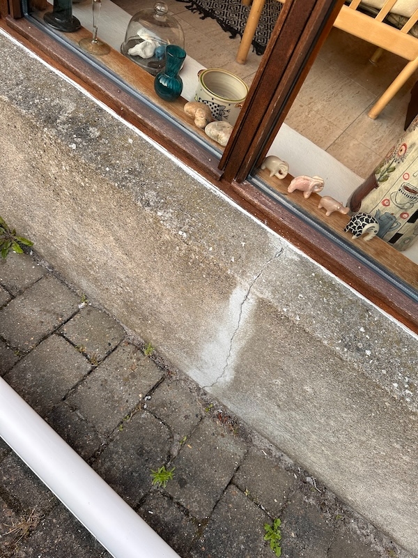 Facade- og sokkelreparation - revner i puds.