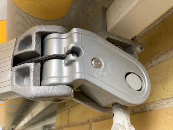 Vores markise hænger skævt og vi vil gerne have skiftet stoffet. Kan det betale sig at reparere