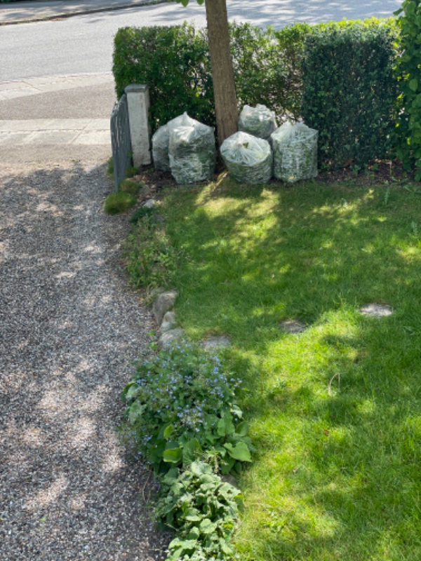 12 sække med haveaffald