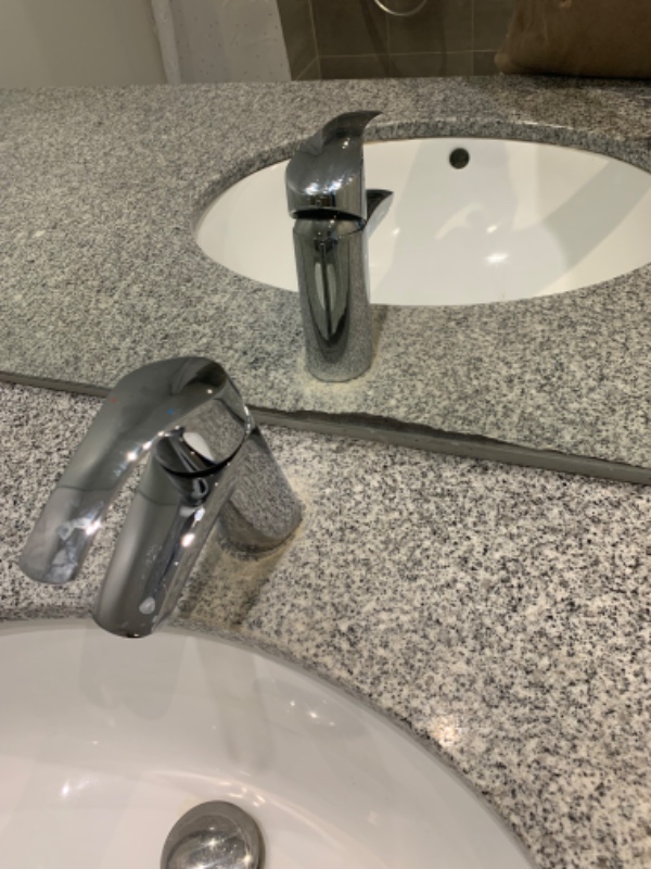 Grundigt rengøring af badeværelse. Resning af afløs, rengøring af rist i badet og afkalkning