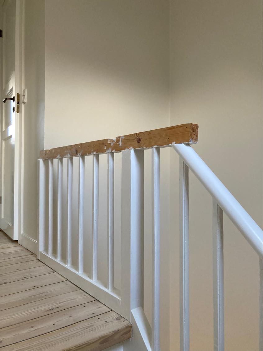 Hæve gelænderet fra 62cm til 110cm. Stykket er ca. 100cm bredt.