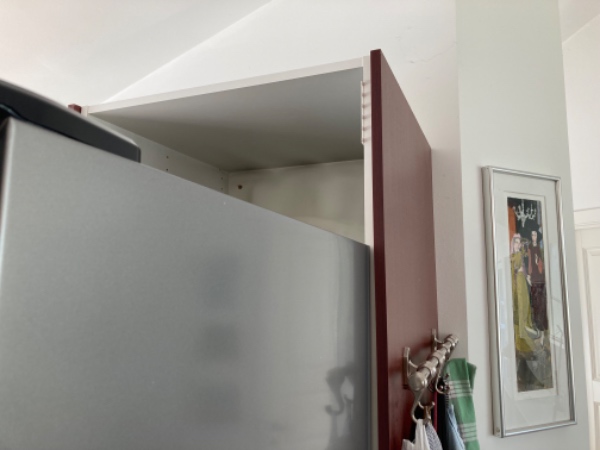 Tilpasning af skab i bredden, så køleskab kan være der. Skabet er for enden af køkkenbord.