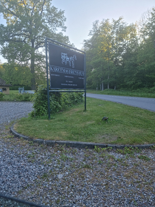 Fasadeskilt til restauranten