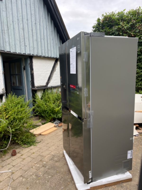 Løfte ind et amerikaner køleskab